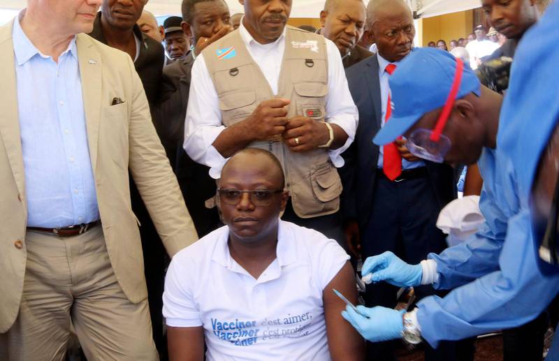 Dr. Guyama Ngoyi Mwamba (i mitten) leder DR Kongos vaccinationsprogram och vaccinerades själv när kampanjen inleddes i måndags i Mbandaka.