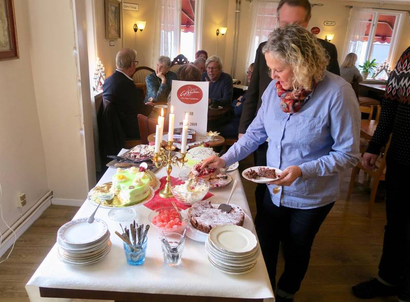 Tårtbuffé dukades upp på andra advent då Café Shalom firade sitt 35-årsjubileum. En av många som smakade på tårtorna var Kicki Rees.