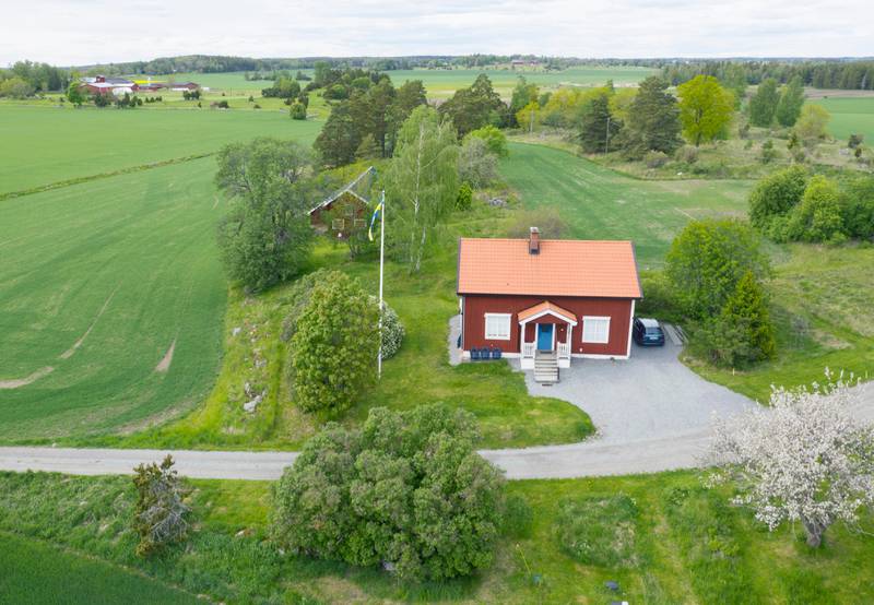 ENKÖPING 20200526Litet rött hus mitt i ett odlingslandskap i mälardalen. Foto: Fredrik Sandberg / TT kod 10080