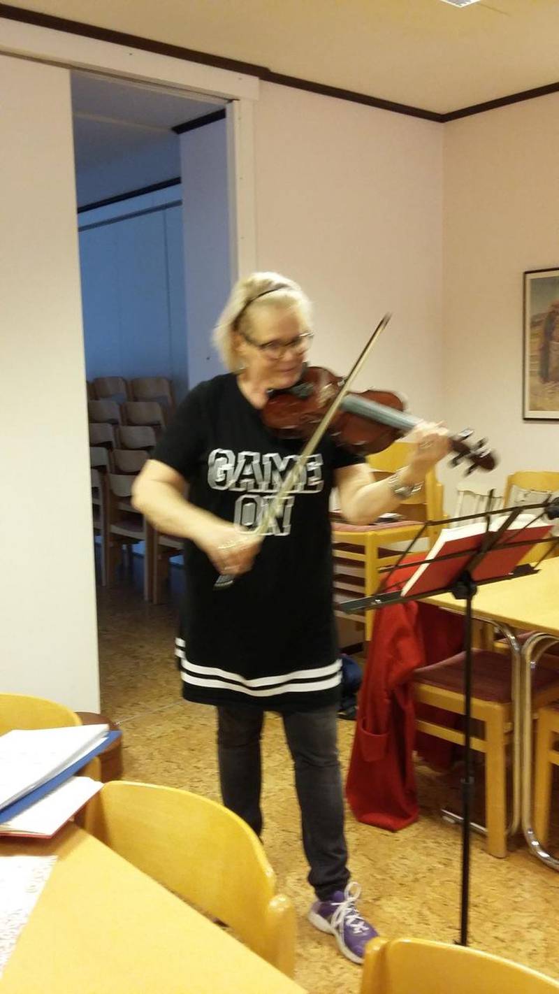 Pastor Ewa Gustafsson spelade fiol.