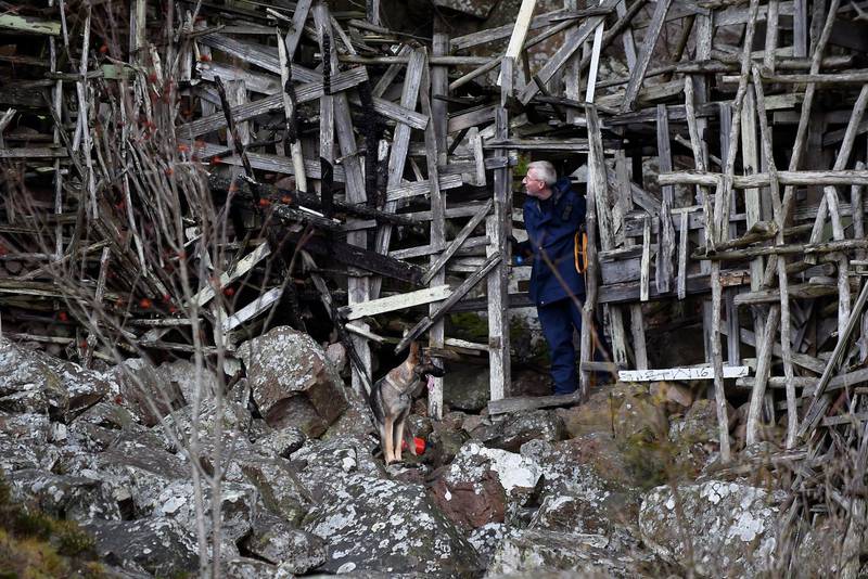 Polisen söker spår efter branden som förstörde delar av Lars Vilks omstridda konstverk Nimis vid Kullaberg i nordvästra Skåne i november 2016.