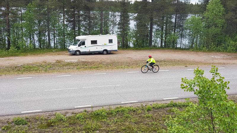 Helena Sydvart har cyklat från Treriksröset i norr till Smygehuk i söder för att samla in pengar till skolprojekt.