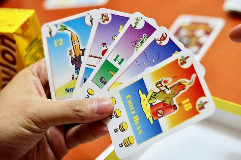 En hand med kort i spelet Bohnanza.