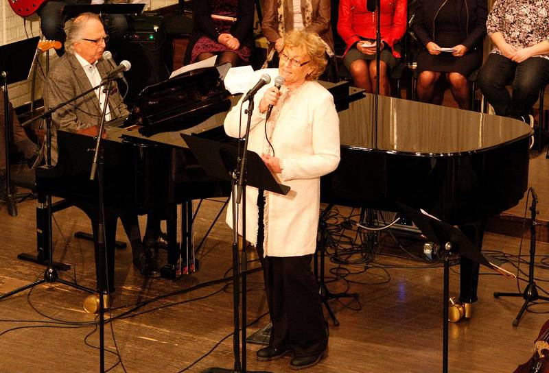 Kapellmästaren Berno Hallström sjunger ofta duett tillsammans med sin fru Marie-Louise och det var inget undantag den här gången. 
