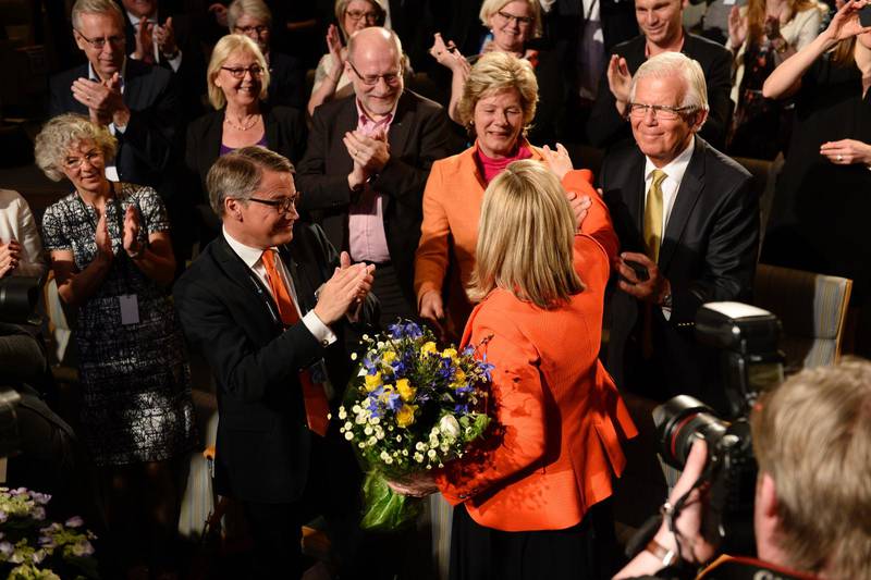 Ebba Busch Thor Gratuleras av företrädaren Göran Hägglund och kollegor inom partiet.