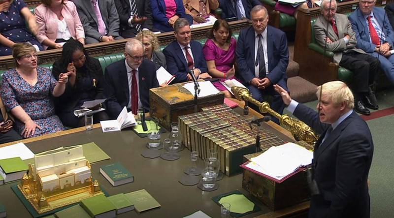 Det blev periodvis kaotiska scener i underhuset i Storbritannien på tisdagen och onsdagen. En rad konservativa ledamöter röstade emot premiärminister Boris Johnsons Brexit-förslag.