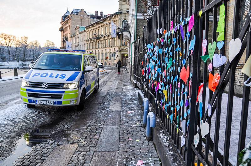 Judiska synagogan i Göteborg har fått många kärleksmeddelanden efter attacken i helgen. Polisen finns fortfarande på plats för att hindra att något liknande händer igen. ”Jag upplever att myndigheterna tar detta på större allvar”, säger Aron Verständig.