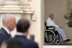 Påvens hälsa leder till spekulationer om avgång