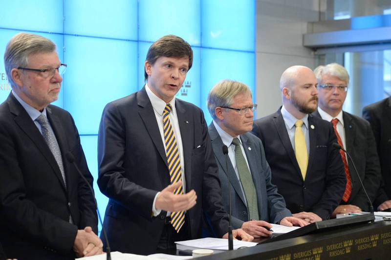Ordförande Andreas Norlén (M), andra från vänster, ledde KU:s presskonferens.