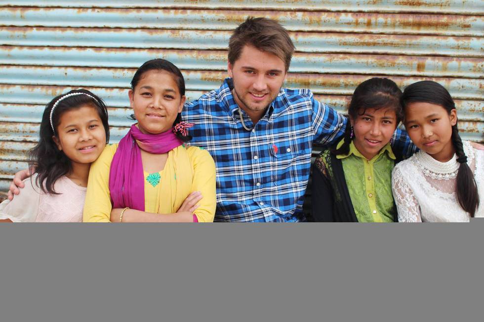 Love Nepal arbetar med utsatta barn och unga. Vid årsskiftet byter man namn till Love and Hope. På bilden Jonatan Alfvén tillsammans med några av barnen som organisationen har hjälpt.