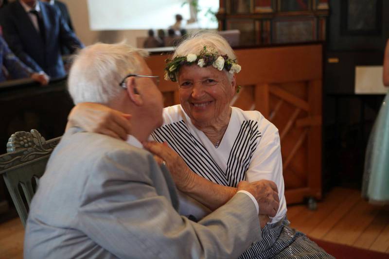 Iréne Nyblom gifte sig med Lars Olsson när hon var 83 år och han 81 år.