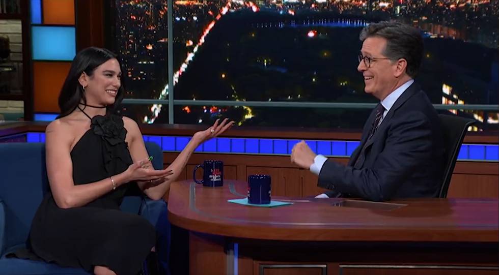 Sångerskan Dua Lipa frågar komikern och tv-programledaren Stephen Colbert om hans tro i “The late night show”.