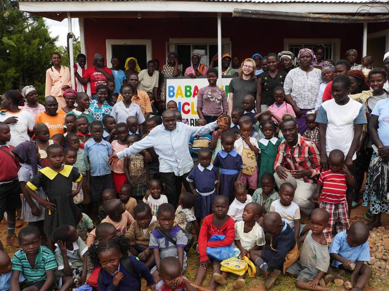 Nystartade Baba Gurston Inclusive School utanför Kisumu i Kenya visar upp sig. Skolan har fått namn efter funktionsnedsatte reggaesångaren Baba Gurston, som också är skolans rektor.