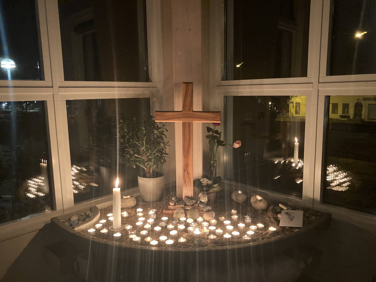 Ljusen är tända i Elimkyrkan i Skene, efter mordet på församlingsmedlemmen Maja, 17 år.