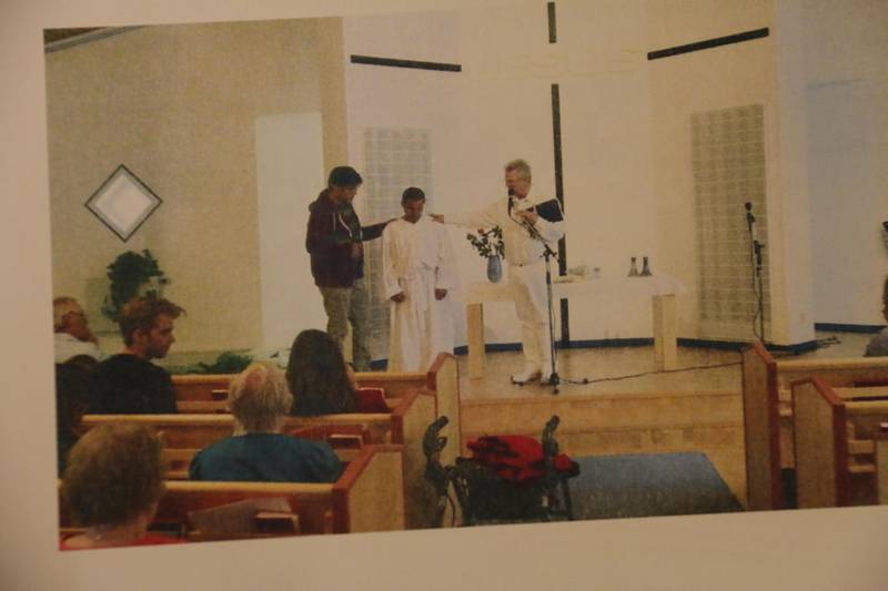 Tidningsurklipp från när Hossein döptes 2014 i Lidköping pingst.