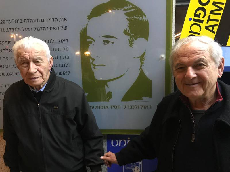 Asher och hans brorson Segev räddades till livet av svenske diplomaten Raoul Wallenberg. Segev var vid tillfället bara två år och Asher var sjutton år, skriver Magnus Oscarsson.