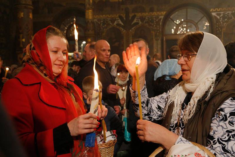 UKRAINA. Ortodoxt kristna utanför Kiev tänder ljusen med eld från ett tusen år gammalt kloster i Jerusalem, vid en ceremoni i samband med påsken.