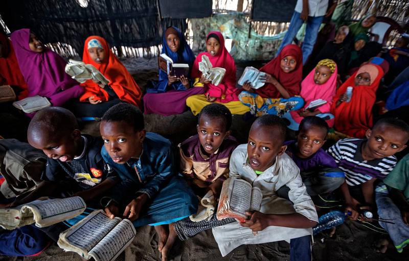 Möjligheterna till utbildning i flyktingläger runt om i världen har varit få. Här studerar barn på en koranskola i flyktinglägret Dadaab i Kenya.