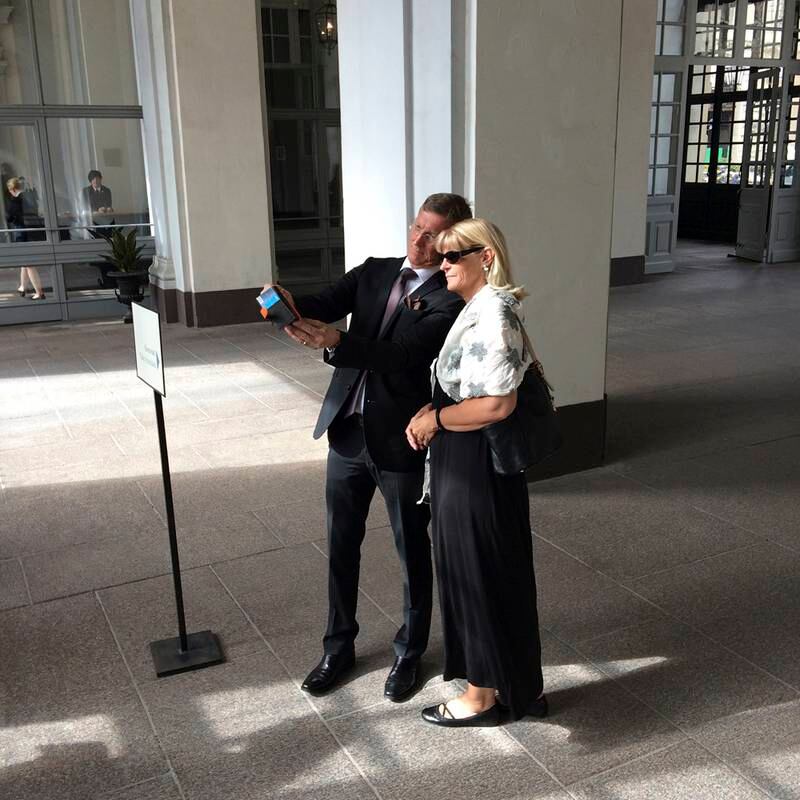 Tomas Sjödin och hans fru tar en selfie utanför slottet