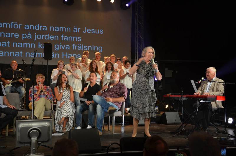 Allsångsfest under ledning av Margit och Rolf Borgström.