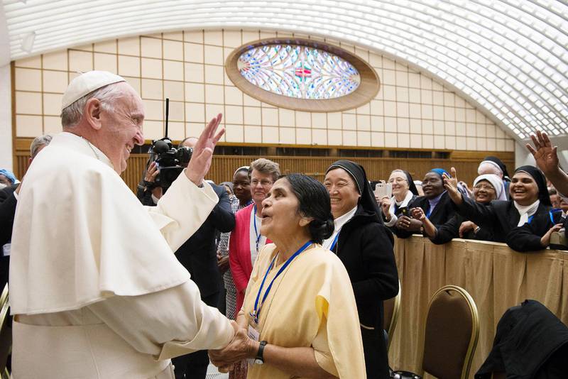 Ska kyrkan låta kvinnor bli diakoner? Än så länge är ämbetet förbehållet männen, men Franciskus har låtit utreda frågan. På bilden: Möte med ledarna för kvinnliga ordnar och kongregationer i Vatikanen 2016.