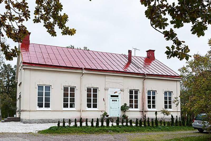 På andra sidan sjön från Julita gård utanför Katrineholm ligger Österåkers missionshus. Nu mera är huset ombyggt till en stor villa på nära 300 kvadratmeter och åtta rum. Kyrksalen finns  bevarad med 8 meters takhöjd. Till fastigheten hör ett stall och stor trädgård. Byggår 1886.