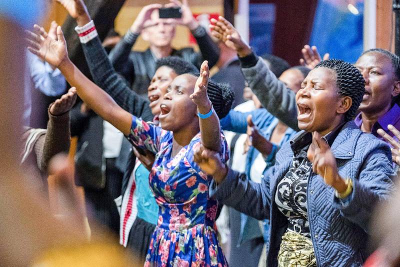 Böneinspiratörer. Ett 40-tal kvinnor och män från Tanzania besökte under tre sommarveckor förra året församlingar runt om i Sverige. Deras uppdrag var att be för det politiska läget och att väcka bönelusten till liv. Här är de på Ralingsåsgården.