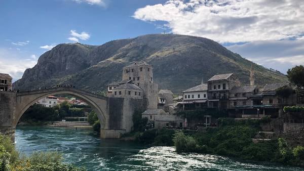 Krigets spår och förbluffande skönhet möter besökaren i Bosnien