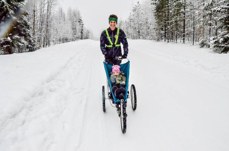 Stefan Olars ger sig gärna ut och springer i det vackra norrländska vinterlandskapet. Då tar han gärna med sig dottern Laila i löparvagnen.