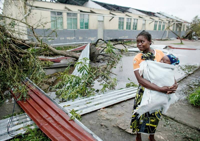 En kvinna på väg med sitt barn till en tillfällig skyddsplats i en skola i staden Beira. Mer än 300 familjer i staden har inte kunnat återvända till sina hem efter cyklonen som drabbade Moçambique.