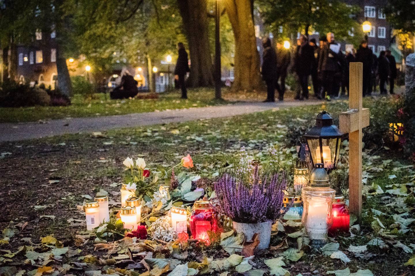 STOCKHOLM 20171104
Besökare, blommor och tända ljus på Katarina kyrkogård i Stockholm under alla helgons dag. 
Foto: Helena Landstedt / TT / kod 76091