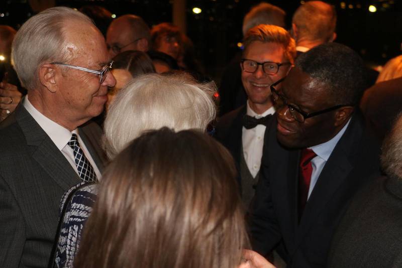 Kjell och Birgitta Andersson i samtal med Mukwege. I bakgrunden PMU:s Niklas Lindgren.