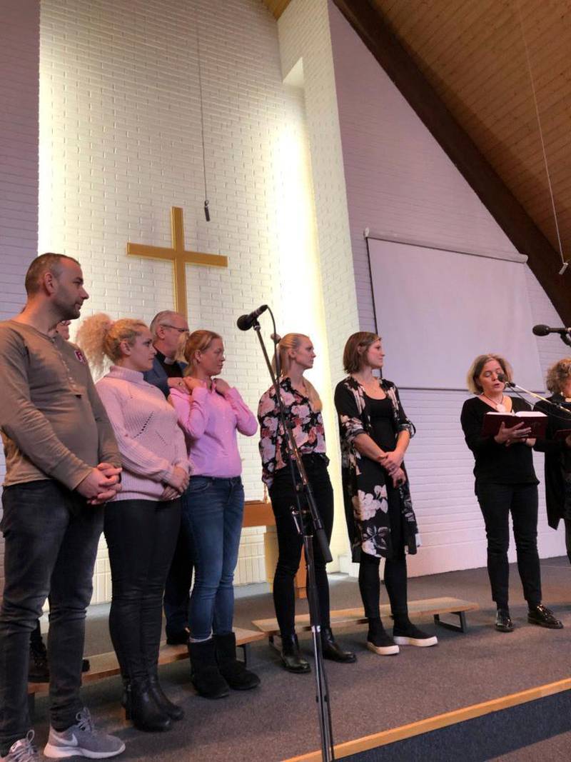 Sex nya medlemmar välkomnades till Sjömarkenkyrkan under der jubileumsgudstjänst.