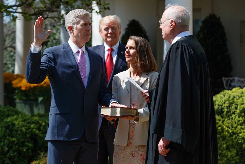 Neil Gorsuch svors in som ny domare i Högsta domstolen vid en ceremoni i Vita huset i Washington på måndagen.