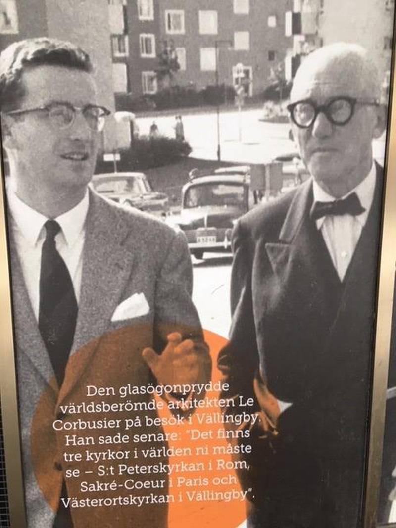 Affischkampanj i Vällingby centrum med bild på den världsberömde arkitekten Le Corbusier (till höger) på besök i Vällingby centrum 1958.