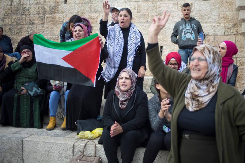 Palestinska kvinnor protesterade under torsdagen utanför Damaskusporten i Jerusalem. 		 