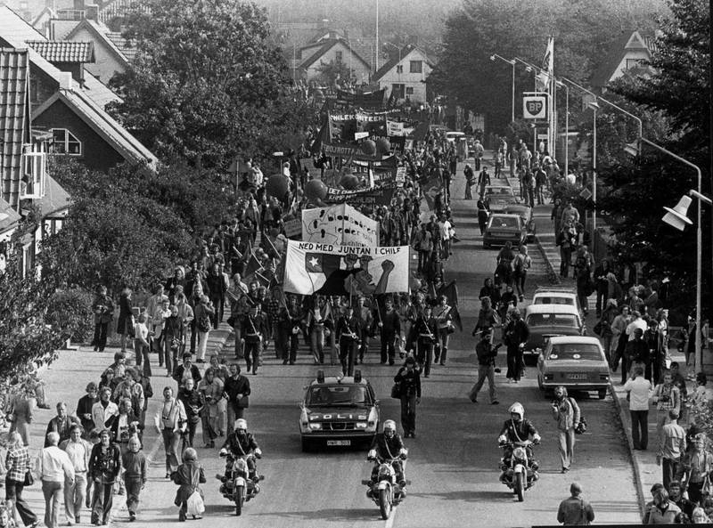 Runt 6000 personer demonstrerade mot militärjuntans kupp i Chile och Chiles deltagande i Davis Cup-semifinalen i Båstad i september 1965