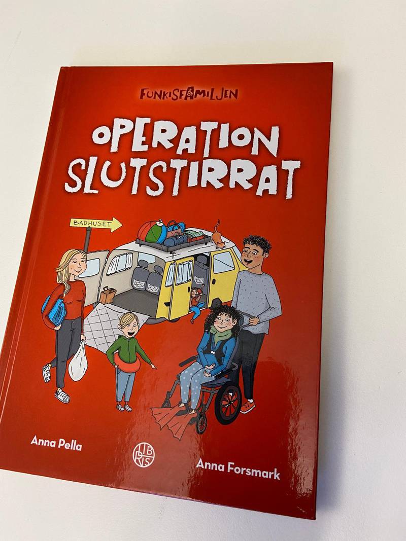 Anna Pella har skrivit flera barnböcker, en av dem är "Operation slutstirrat" (Libris).