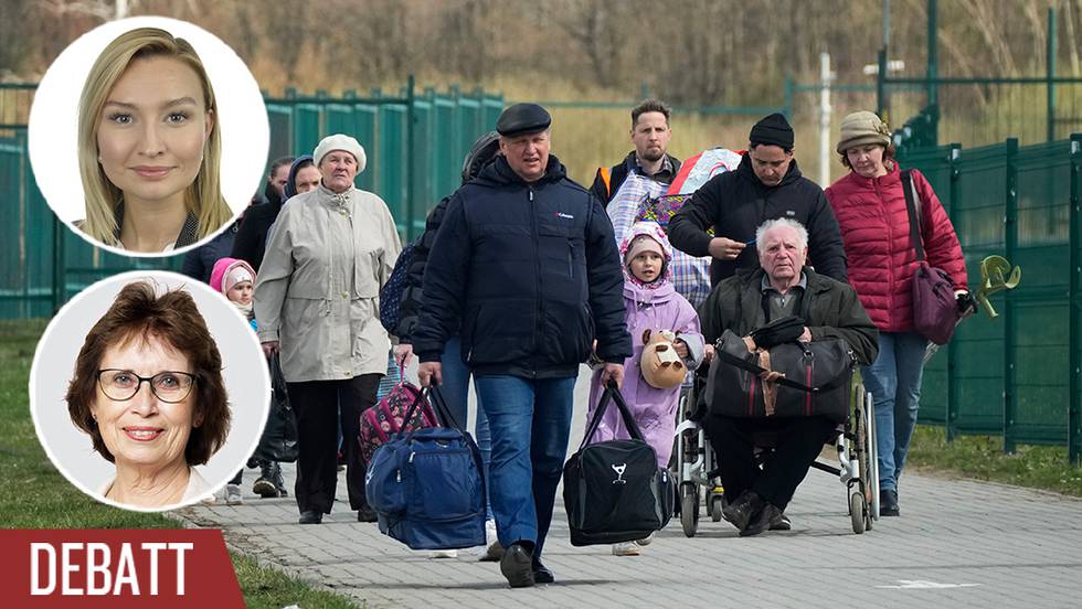 Ukrainska flyktingar går över gränsen till Polen i april 2022.