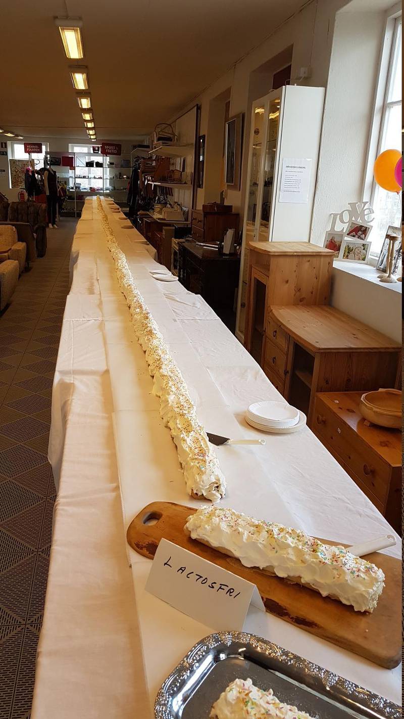 En tjugo  meter lång tårta bjöds det på när Erikshjälpen i Vrigstad firade 20-årsjubileum.