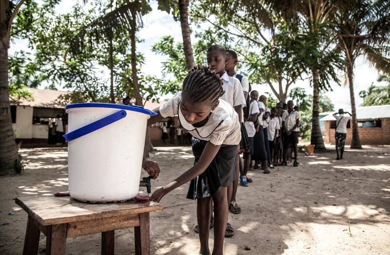 Skolbarn i Mbandaka tvättar händerna – en av åtgärderna i DR Kongo för att stävja det nya utbrottet av ebola.