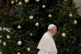 Påvens julgran stoppades av miljöaktivister