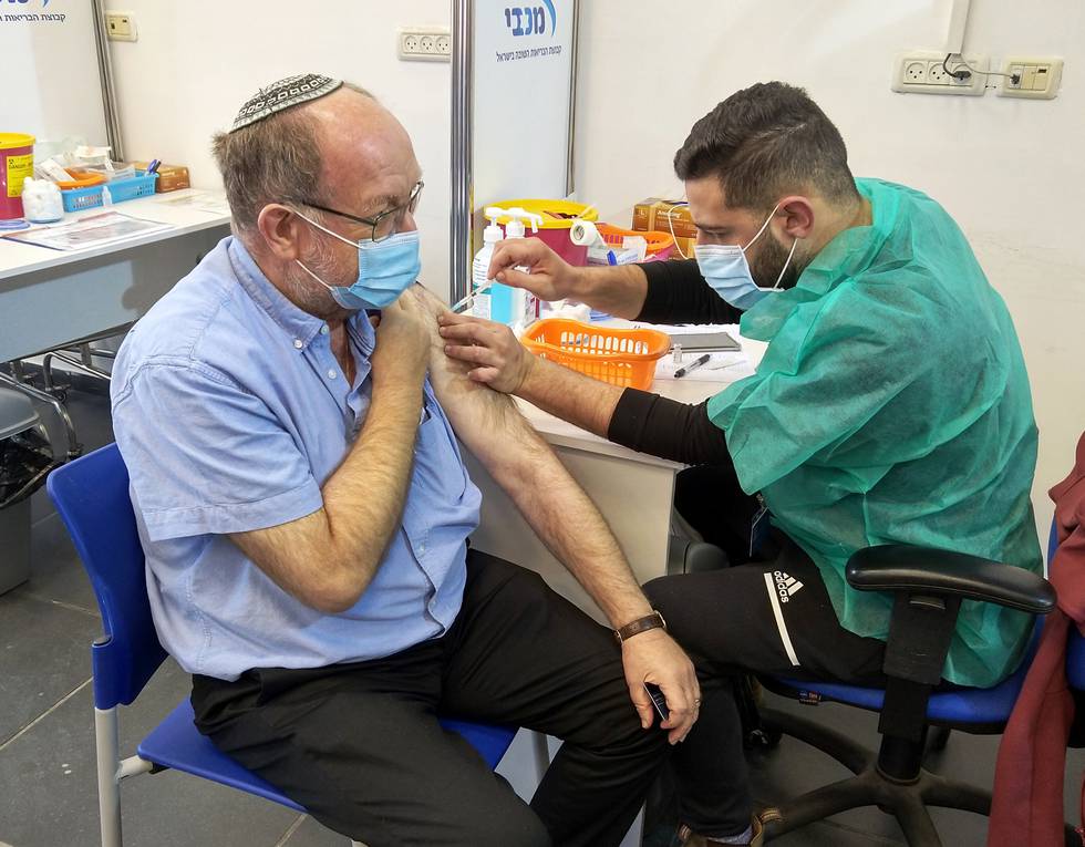 Stefan Meisels vaccineras mot covid-19 i Tel Aviv.
