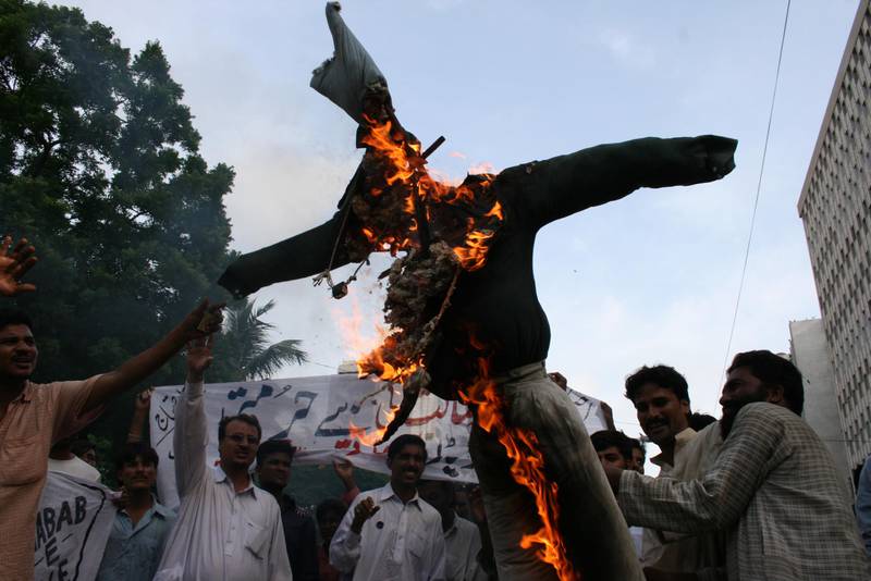Protester i Pakistan 2007, människor bränner en docka föreställande dåvarande statsminister Fredrik Reinfeldt. Arkivbild.