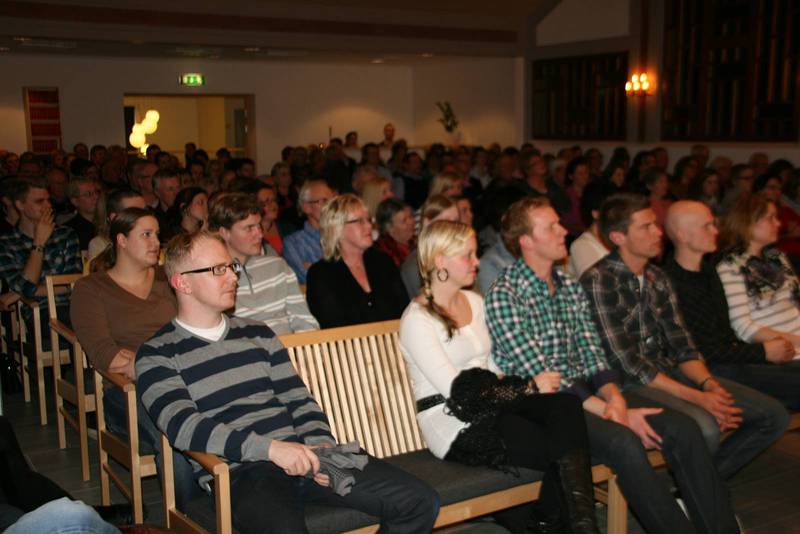 En fullsatt kväll i Törestorps missionsförsamling.