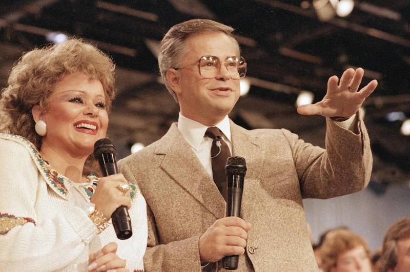 Jim och hustrun Tammy Fayer Bakker var under många år värdpar för en kristen tv-show. Här på en bild från 1986.