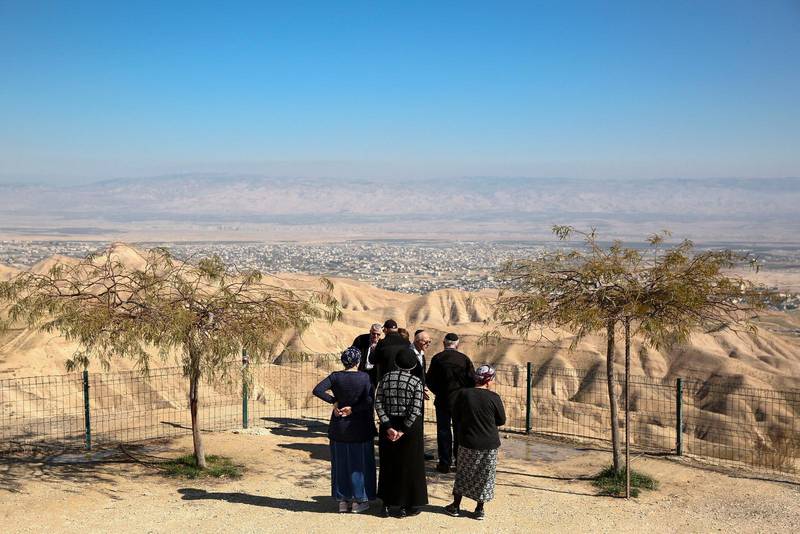 Judiska bosättare tittar ut mot staden Jeriko i Jordandalens södra delar.