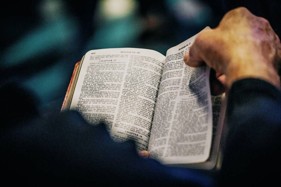 En man läser Bibeln.