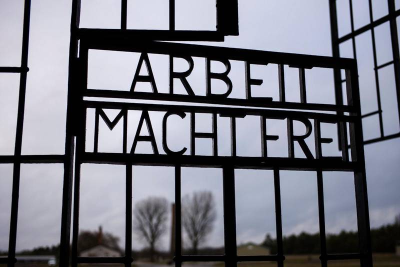 En vanlig tysk paroll i koncentrationslägren under andra världskriget som betyder "Arbete ger frihet". Här vid koncentrationslägret i Sachsenhausen..