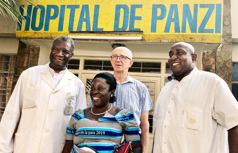 Mapatano var den första patienten som opererades på Panzisjukhuset. Det skedde den 1 september 1999.  Tjugo år senare fick hon träffa läkarna som räddade hennes sönderskjutna ben. Från vänster Denis Mukwege, chefsläkare för Panzisjukhuset, kirurgen Veikko Reinikainen som gjorde utförde operationen och den då assisterande läkaren Nfundigo.